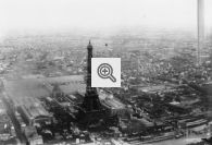Torre Eiffel e pavilhões da Exposição de Paris de 1889 vistos de cima.
