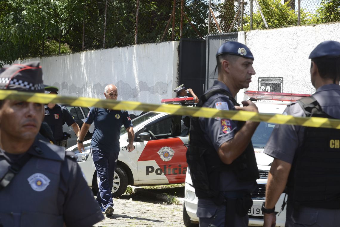 Policiais em Frente a Escola Raul Brasil