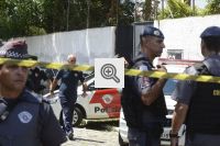 Policiais em Frente a Escola Raul Brasil