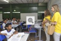 Professor e auxiliar em sala de aula