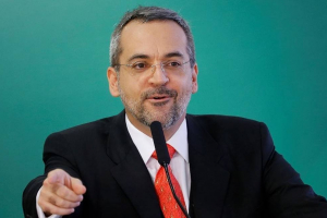 MEC desiste de cortes em universidades por 'bagunça' e diz que todas sofrerão contingenciamento